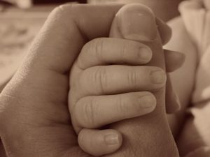 Genitori iperprotettivi: ecco a cosa stare attenti